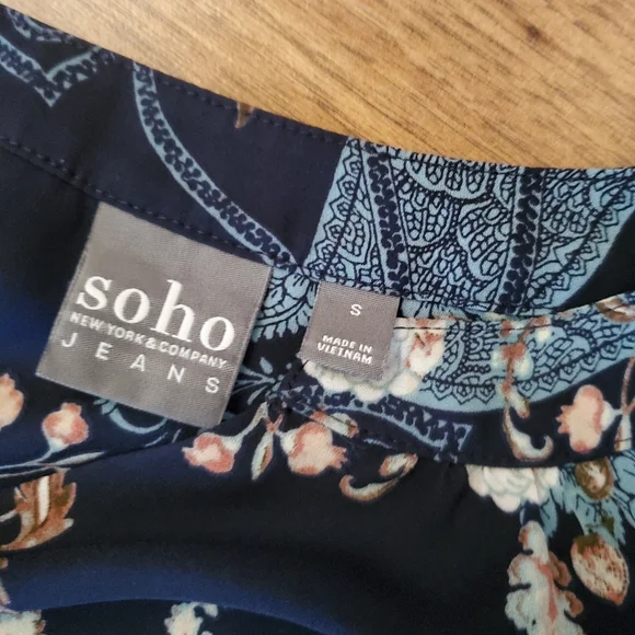 SOHO Size Small Floral V-Neck Blouse - Picture 4 of 6